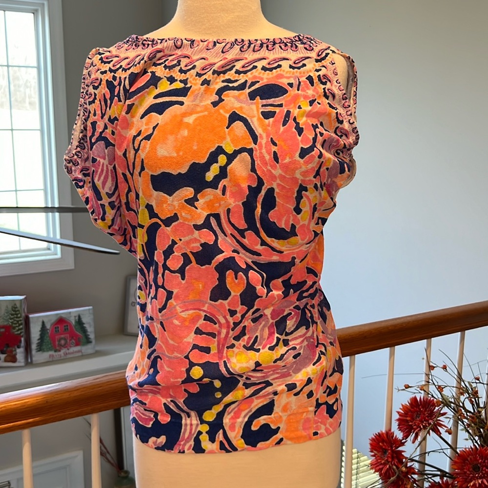 Super cute Lilly Pulitzer cold shoulder top
